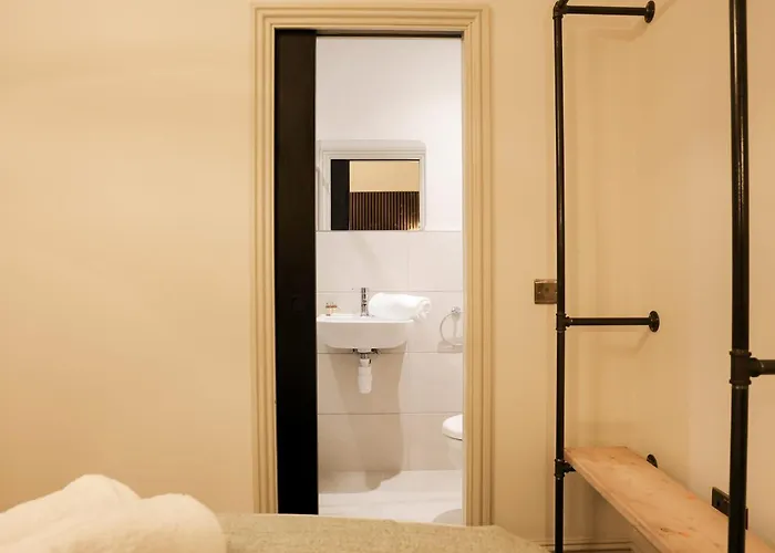 Lovely Flat On Bath Road - Flat 5 *