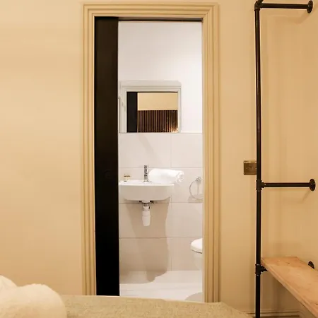 Lovely Flat On Bath Road - Flat 5 *